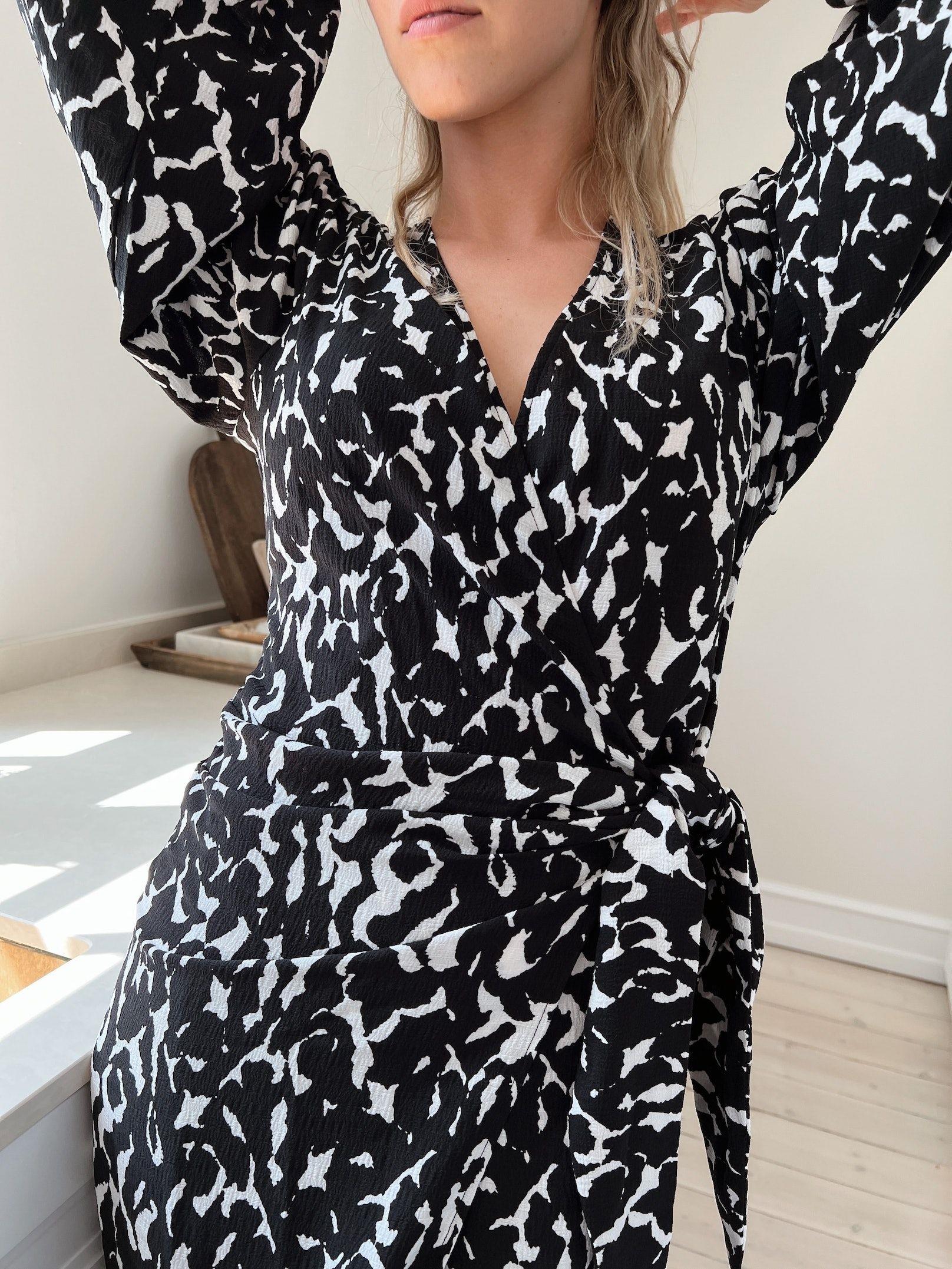 Blue Banana Women's Black & White Geometric Print Wrap Dress – V-Neck 3/4 Sleeve