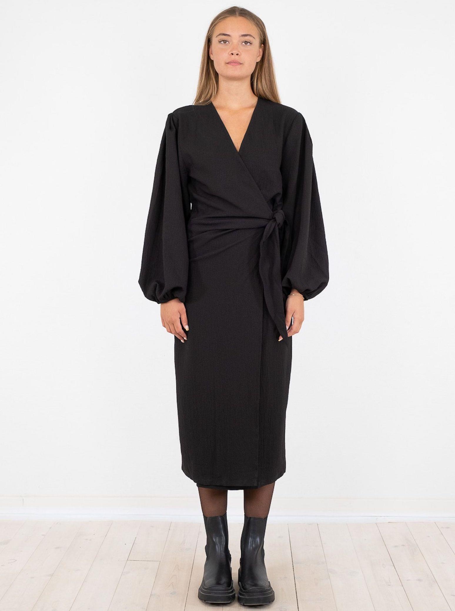 forening Nonsens får Neo Noir - Onassis Solid Wrap Dress Black